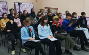 Сотрудники районной библиотеки провели патриотический час памяти для учеников Жемчужненской СШ