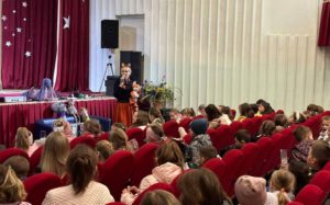 Около трехсот человек пришли на встречу с известной белорусской писательницей в Барановичском районе
