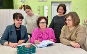 Кишкевич, Е. «Шестое чувство» теперь в библиотеке: ветеран журналистики Зоя Сороковик передала в дар свой сборник