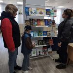 Жемчужненская СБ поздравила учителей с их профессиональным праздником книжной выставкой “С днём учителя!”